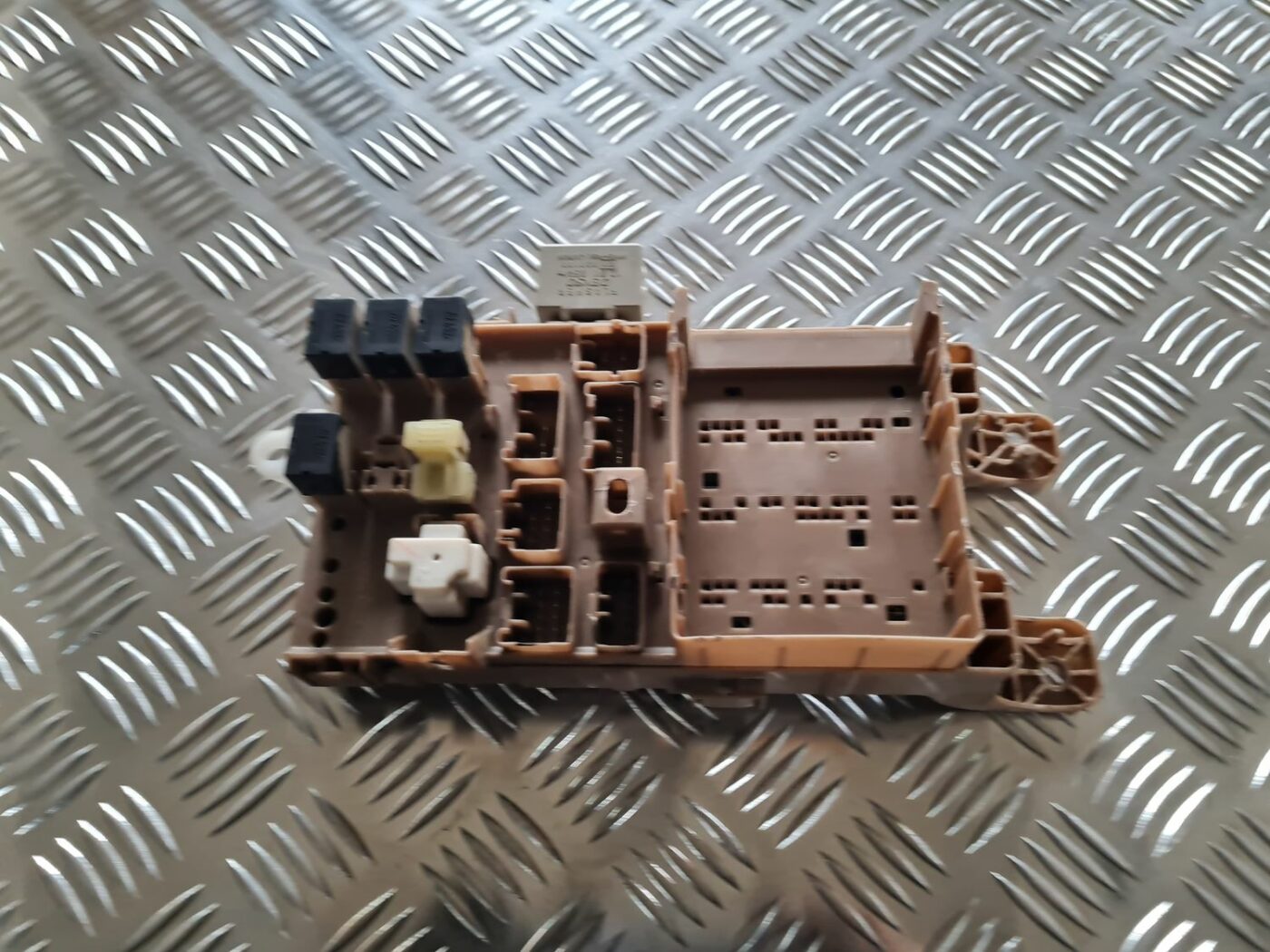 Drošinātāju bloks priekš TOYOTA COROLLA VERSO 2003 1 Drošinātāju bloks priekš TOYOTA COROLLA VERSO 2003