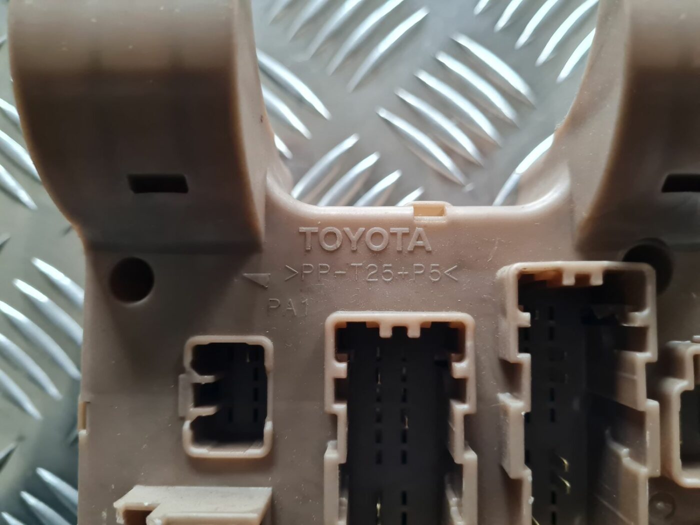 Drošinātāju bloks priekš TOYOTA COROLLA VERSO 2003 2 Drošinātāju bloks priekš TOYOTA COROLLA VERSO 2003