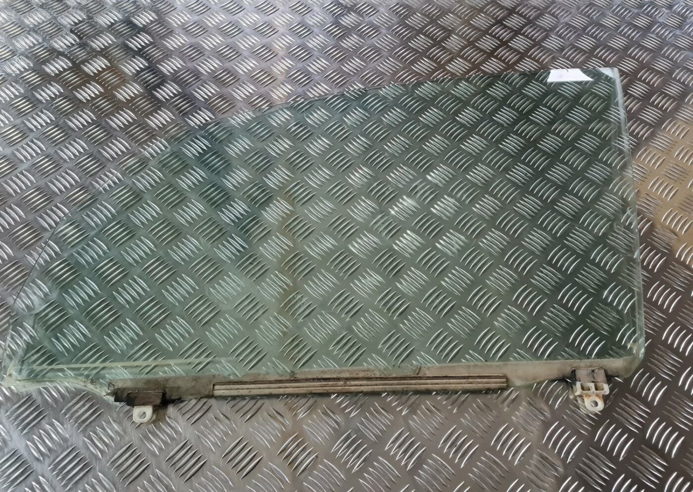 Priekšējo kreiso durvju stikls priekš TOYOTA COROLLA VERSO 2003