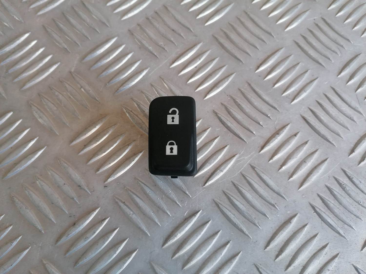 Atvēršanas/aizvēršanas poga priekš VOLVO C30 2008 SILVER 1 Atvēršanas/aizvēršanas poga priekš VOLVO C30 2008 SILVER