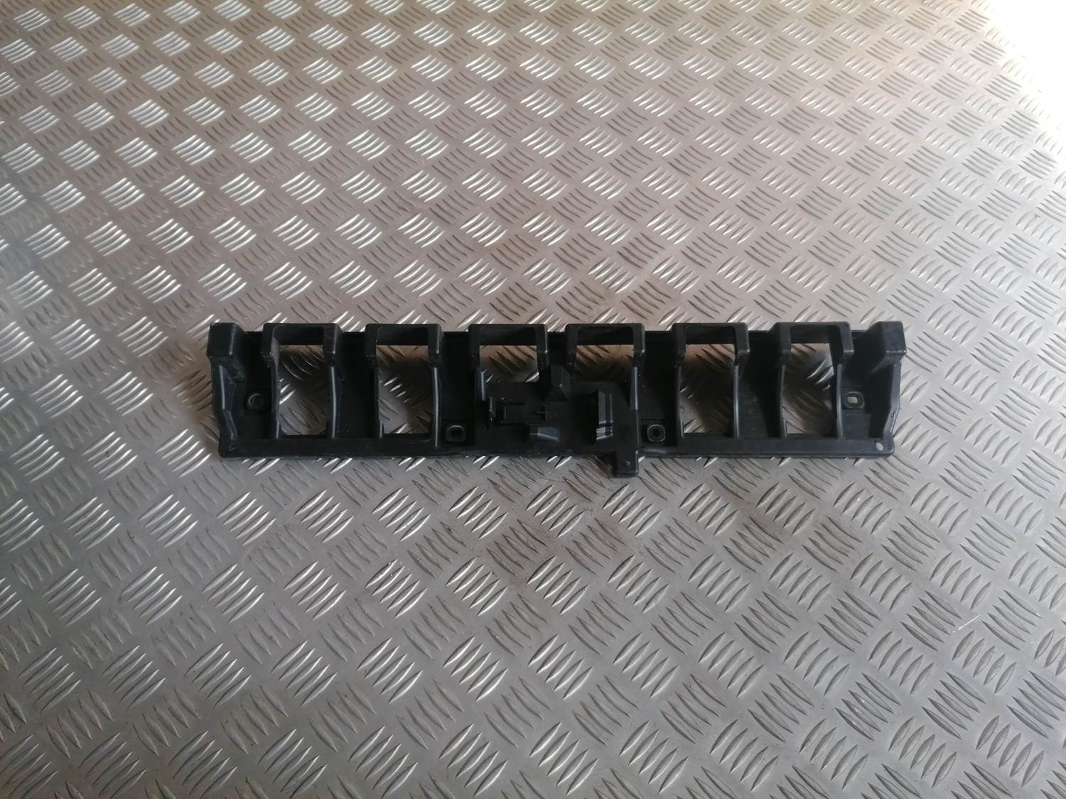 Aizmugurējā bufera centrālais stiprinājums priekš VOLVO C30 2008 SILVER