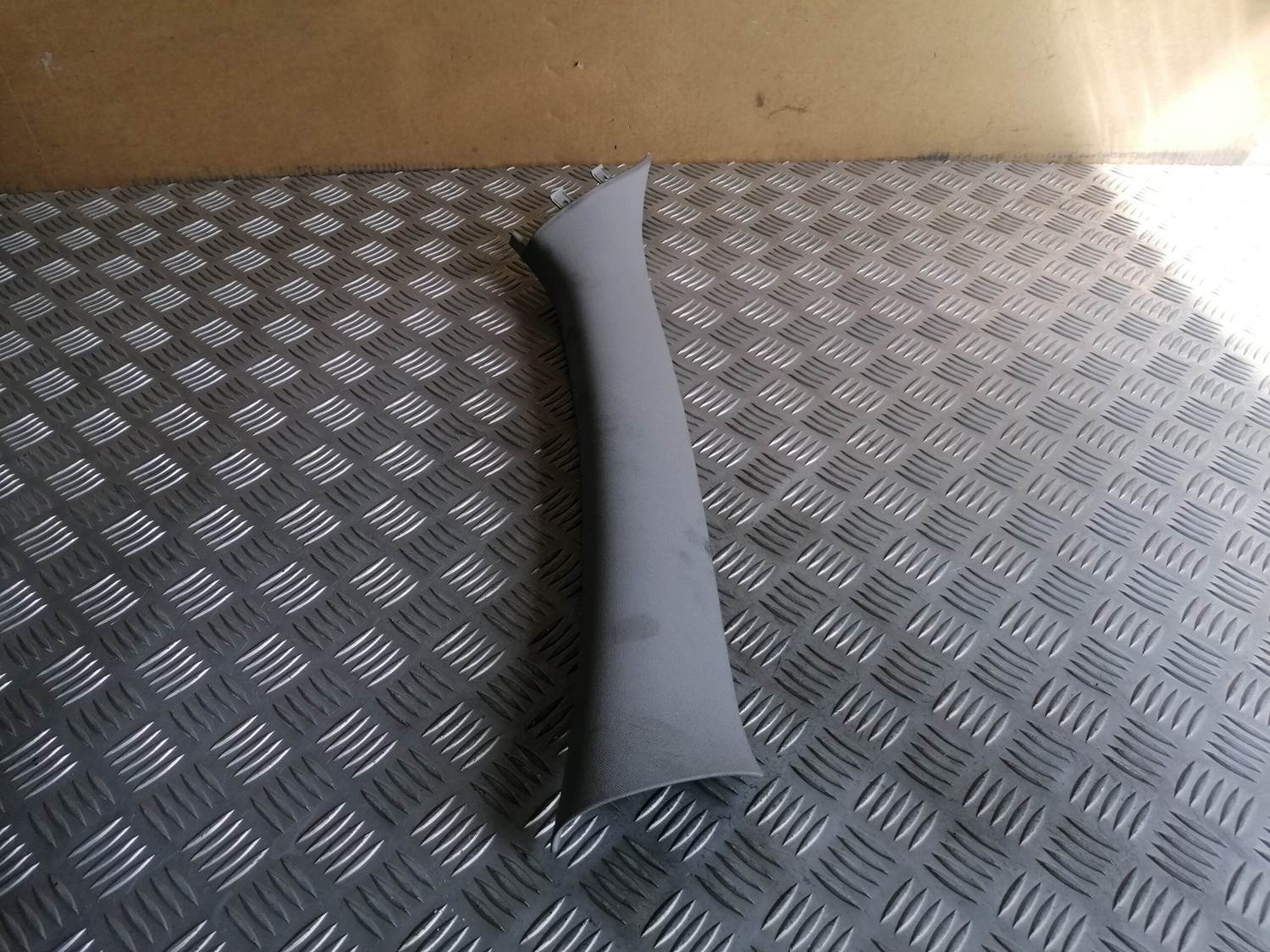 Priekšējas salona statnes apdare priekš VOLVO C30 2008 SILVER 1 Priekšējas salona statnes apdare priekš VOLVO C30 2008 SILVER