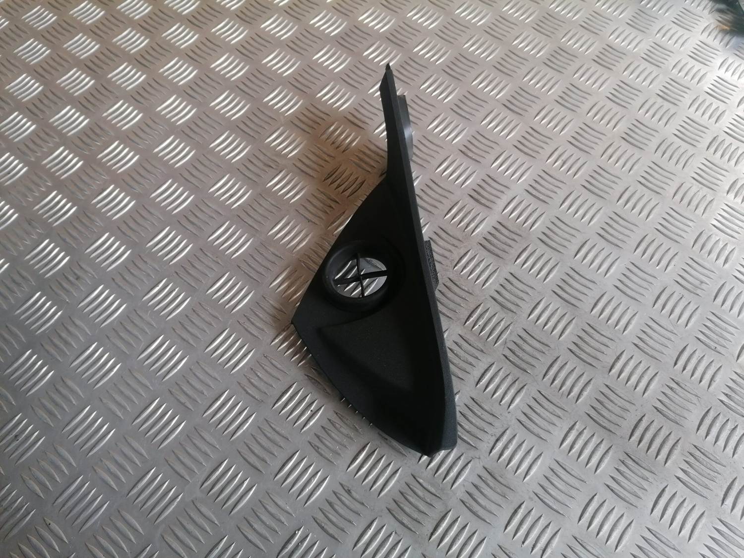 Mērinstrumentu paneļa sānu apdare priekš VOLVO C30 2008 SILVER