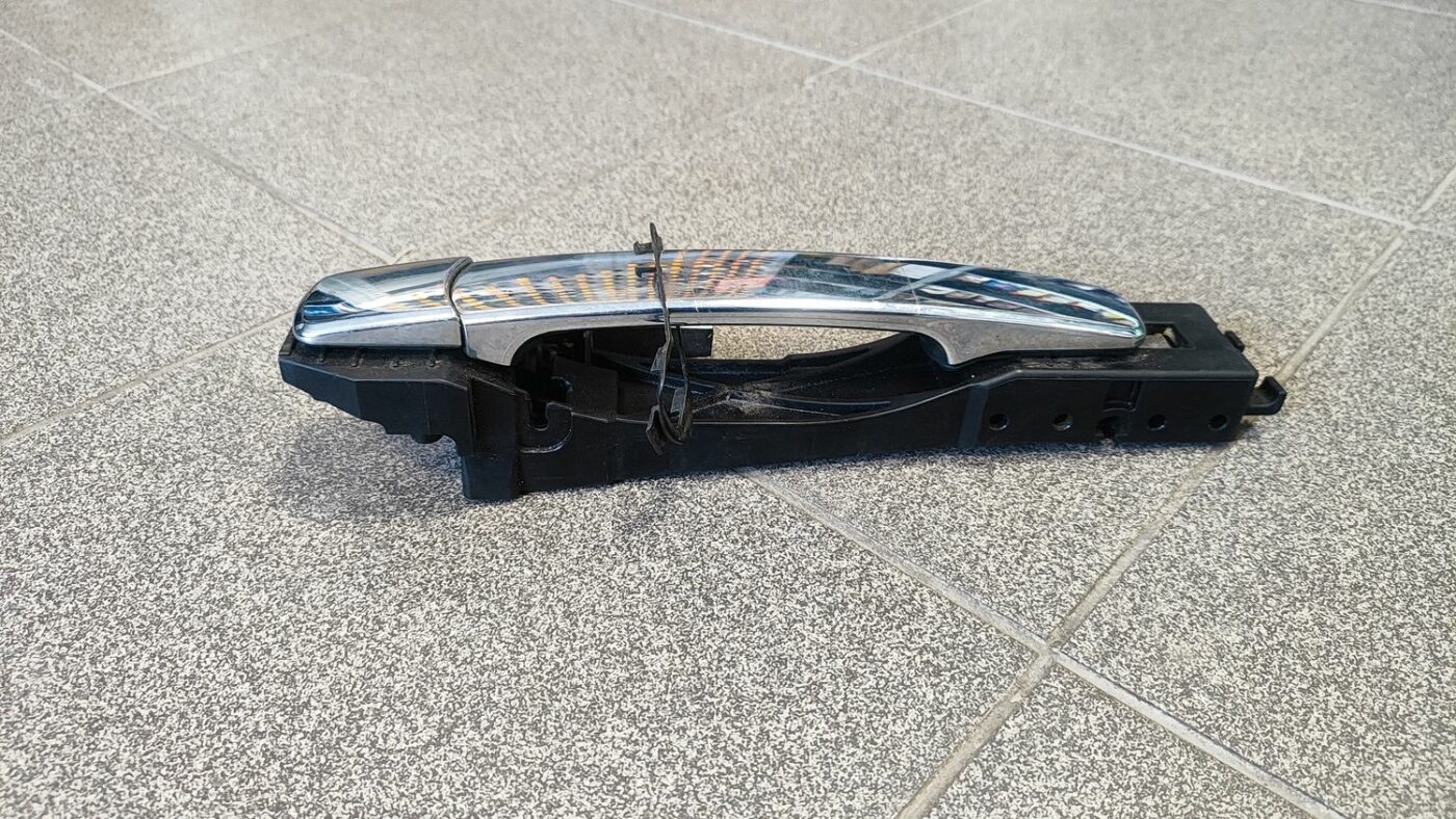 Aizmugurējāis labais durvju rokturis priekš NISSAN X-TRAIL 2007 8 Aizmugurējāis labais durvju rokturis priekš NISSAN X-TRAIL 2007