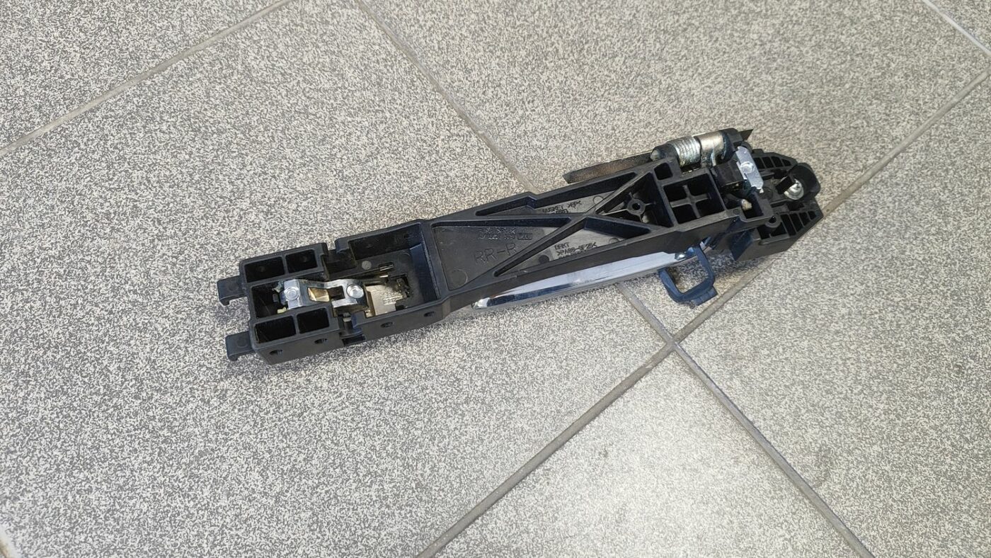 Aizmugurējāis labais durvju rokturis priekš NISSAN X-TRAIL 2007 6 Aizmugurējāis labais durvju rokturis priekš NISSAN X-TRAIL 2007