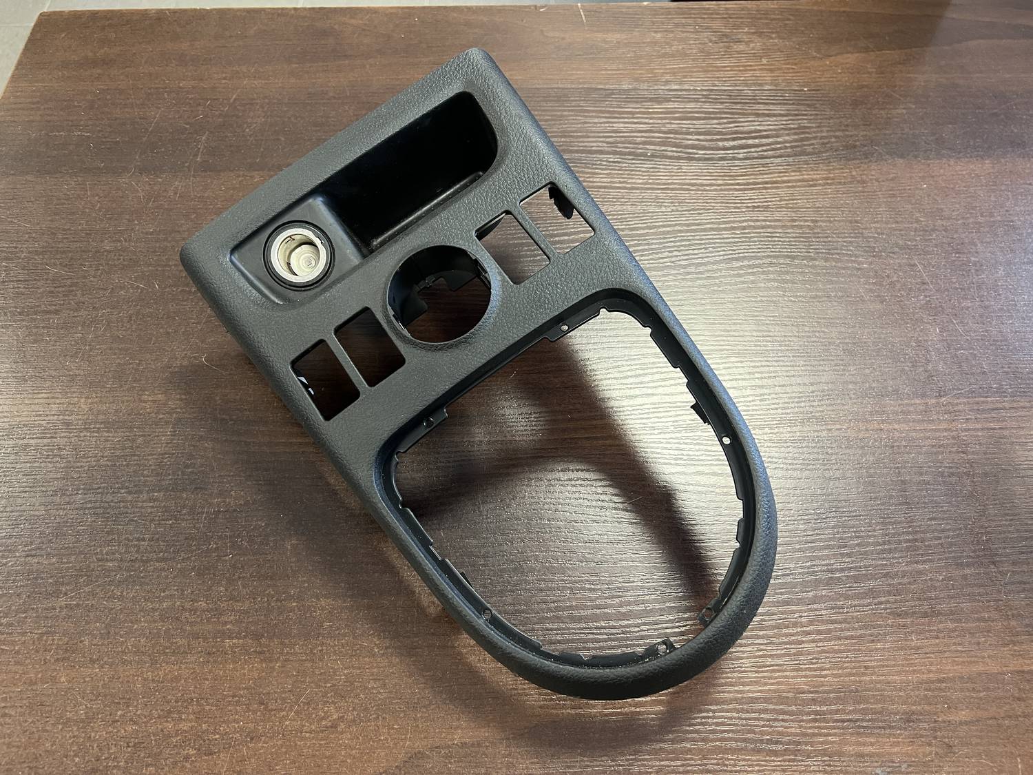 Dekoratīvs rāmis pārnesumu selektoram priekš NISSAN X-TRAIL 2007