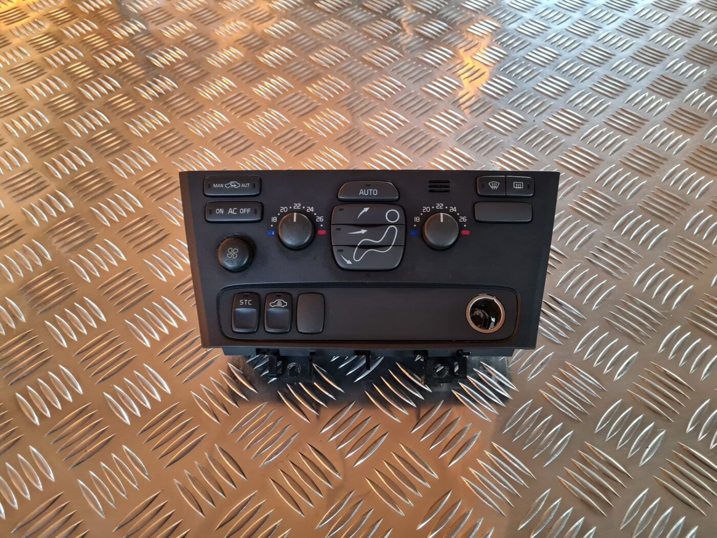 Klimata kontroles bloks priekš VOLVO V70 2002 ASHGOLD 1 Klimata kontroles bloks priekš VOLVO V70 2002 ASHGOLD