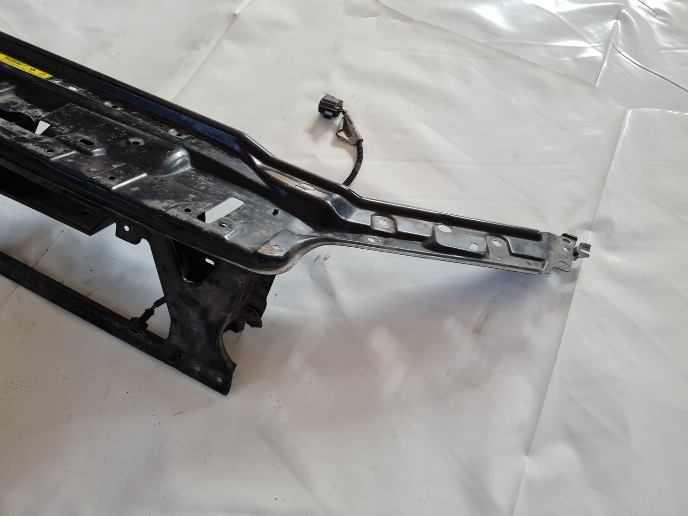 Priekšējā radiatora rāmja augšēja daļa priekš VOLVO V70 2002 ASHGOLD