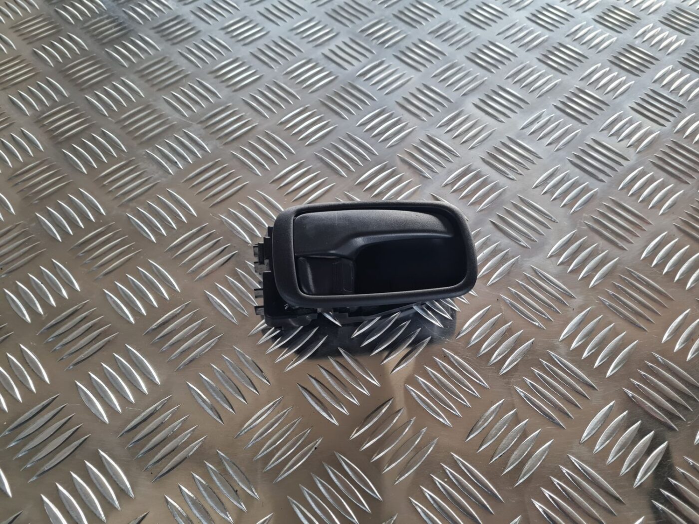 Salona durvju rokturis, priekšējais labais priekš MITSUBISHI LANCER 2006 1 Salona durvju rokturis, priekšējais labais priekš MITSUBISHI LANCER 2006