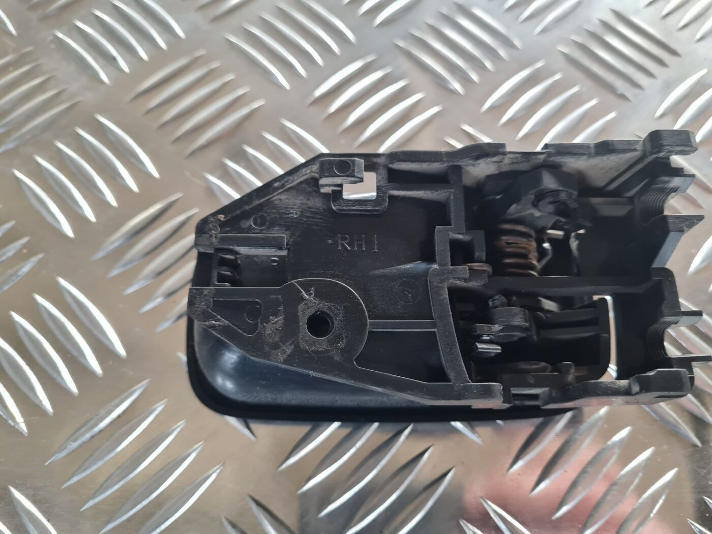 Salona durvju rokturis, priekšējais labais priekš MITSUBISHI LANCER 2006 3 Salona durvju rokturis, priekšējais labais priekš MITSUBISHI LANCER 2006