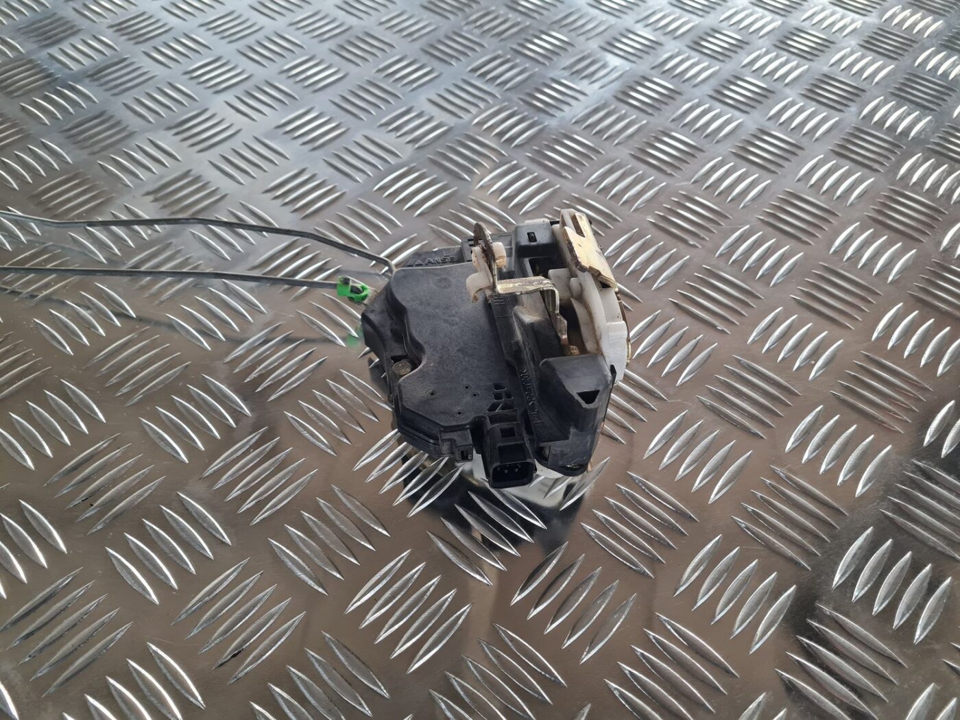 Aizmugurējo kreiso durvju slēdzene priekš MITSUBISHI LANCER 2006 3 Aizmugurējo kreiso durvju slēdzene priekš MITSUBISHI LANCER 2006