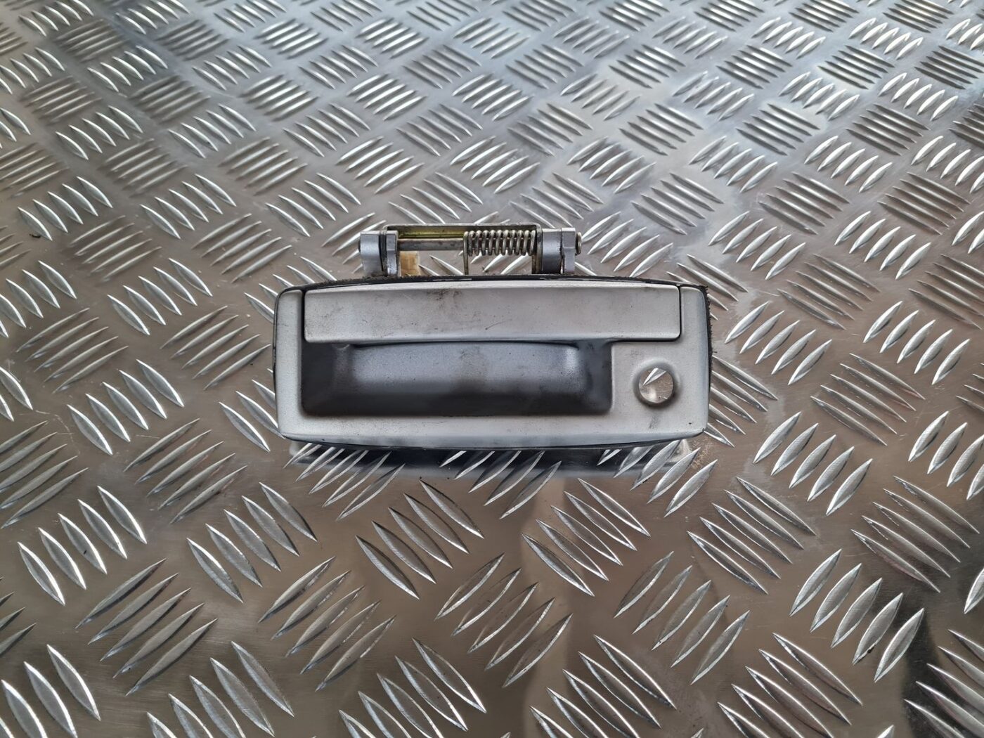 Bagažnieka vāka rokturis priekš MITSUBISHI LANCER 2006