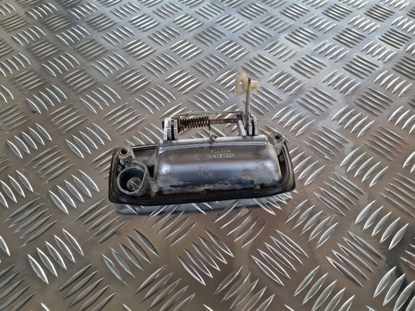 Bagažnieka vāka rokturis priekš MITSUBISHI LANCER 2006