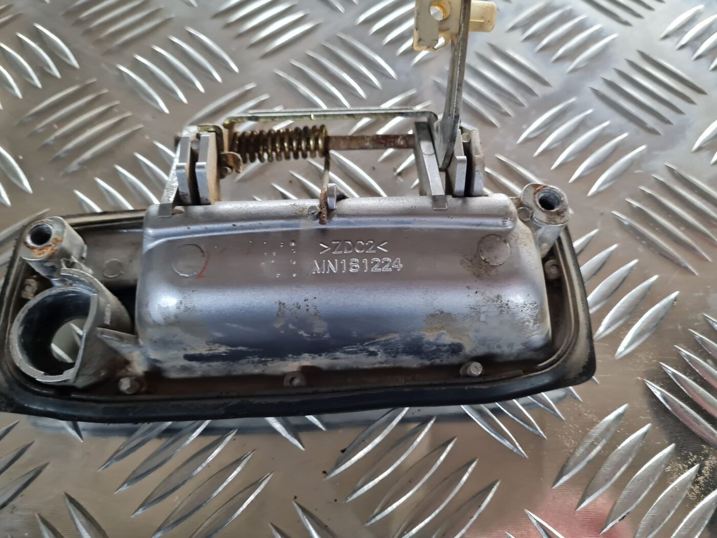 Bagažnieka vāka rokturis priekš MITSUBISHI LANCER 2006