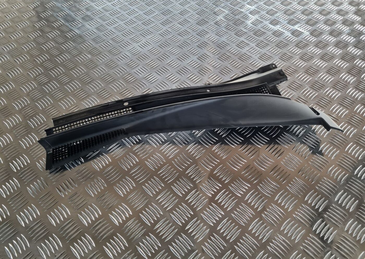 Vējstikla uzlikas (deflektora) režģis priekš MITSUBISHI LANCER 2006 1 Vējstikla uzlikas (deflektora) režģis priekš MITSUBISHI LANCER 2006