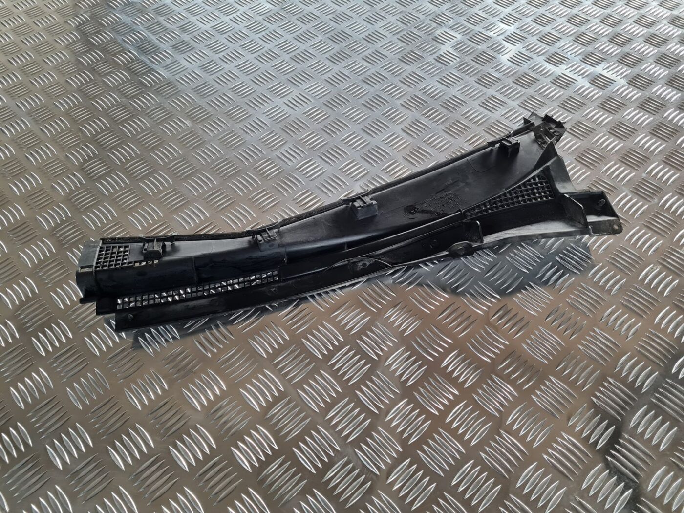 Vējstikla uzlikas (deflektora) režģis priekš MITSUBISHI LANCER 2006 2 Vējstikla uzlikas (deflektora) režģis priekš MITSUBISHI LANCER 2006