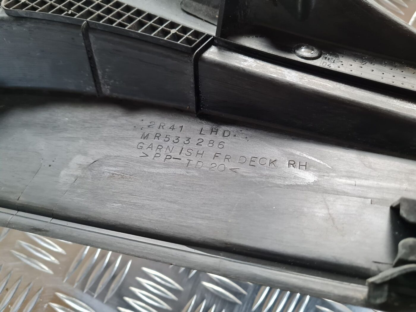 Vējstikla uzlikas (deflektora) režģis priekš MITSUBISHI LANCER 2006 3 Vējstikla uzlikas (deflektora) režģis priekš MITSUBISHI LANCER 2006