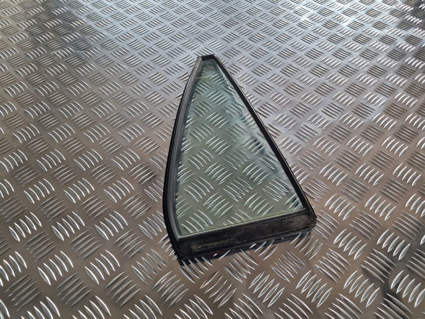 Labo durvju stūra stikls priekš MITSUBISHI LANCER 2006 1 Labo durvju stūra stikls priekš MITSUBISHI LANCER 2006