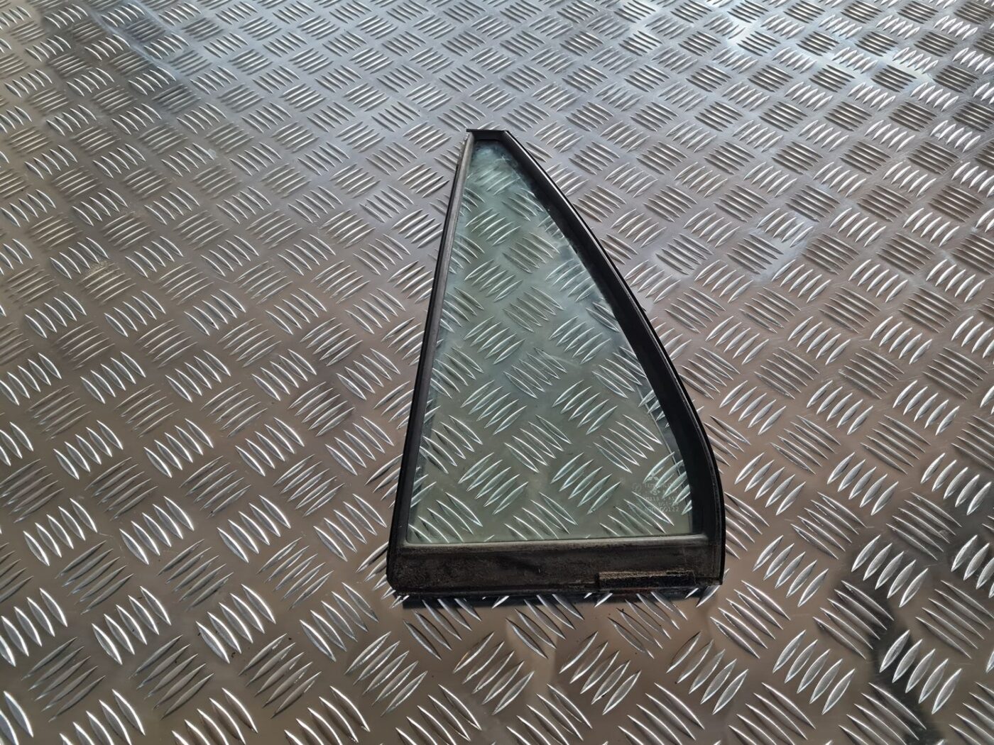 Kreiso durvju stūra stikls priekš MITSUBISHI LANCER 2006 1 Kreiso durvju stūra stikls priekš MITSUBISHI LANCER 2006