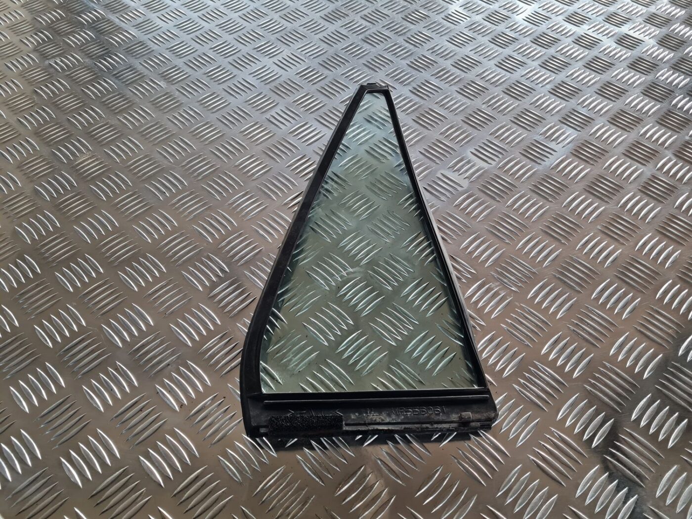 Kreiso durvju stūra stikls priekš MITSUBISHI LANCER 2006 2 Kreiso durvju stūra stikls priekš MITSUBISHI LANCER 2006