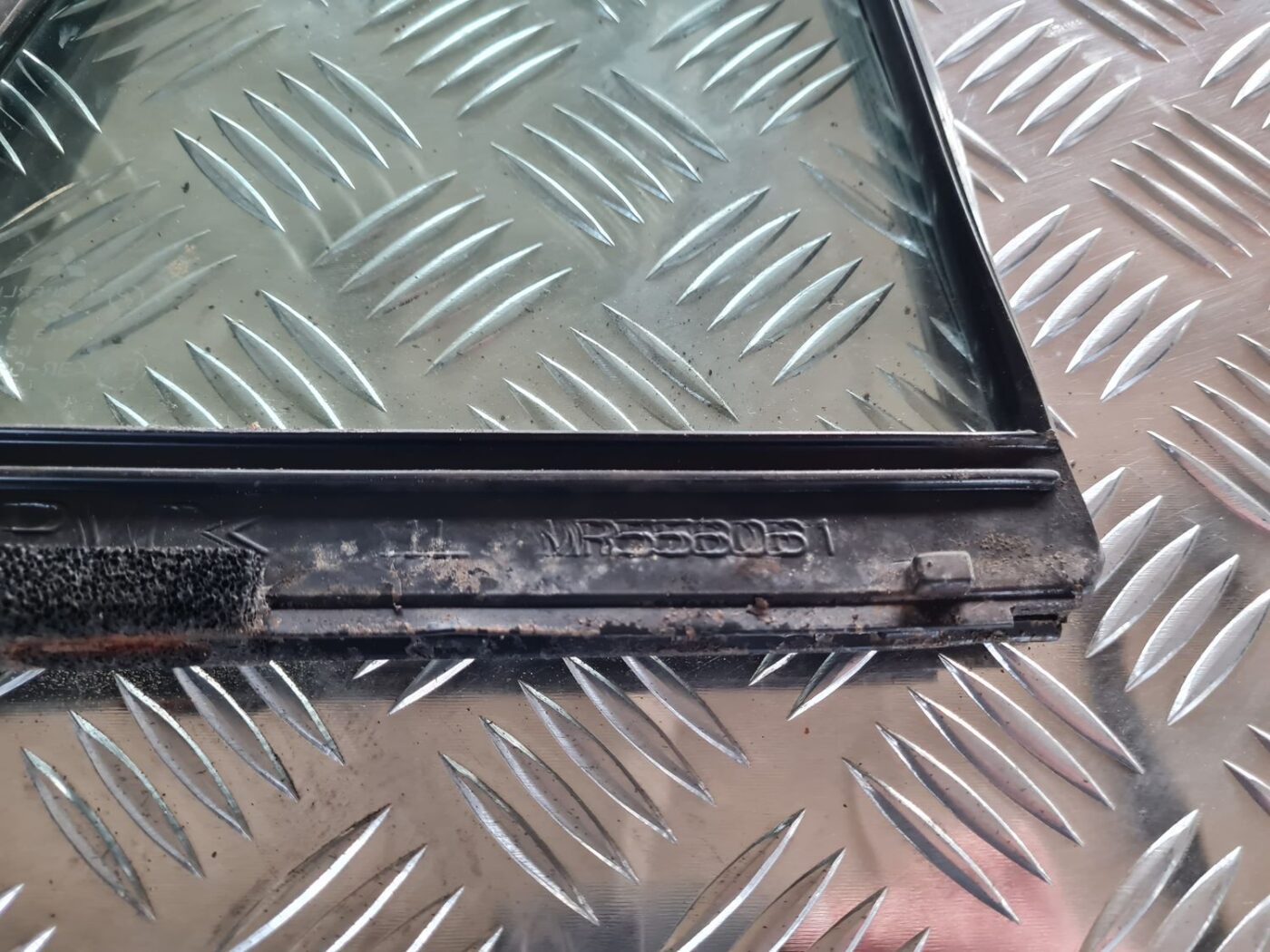 Kreiso durvju stūra stikls priekš MITSUBISHI LANCER 2006 3 Kreiso durvju stūra stikls priekš MITSUBISHI LANCER 2006