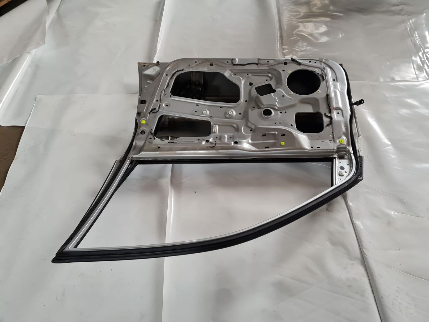 Priekšējās labās durvis priekš MITSUBISHI LANCER 2006 4 Priekšējās labās durvis priekš MITSUBISHI LANCER 2006