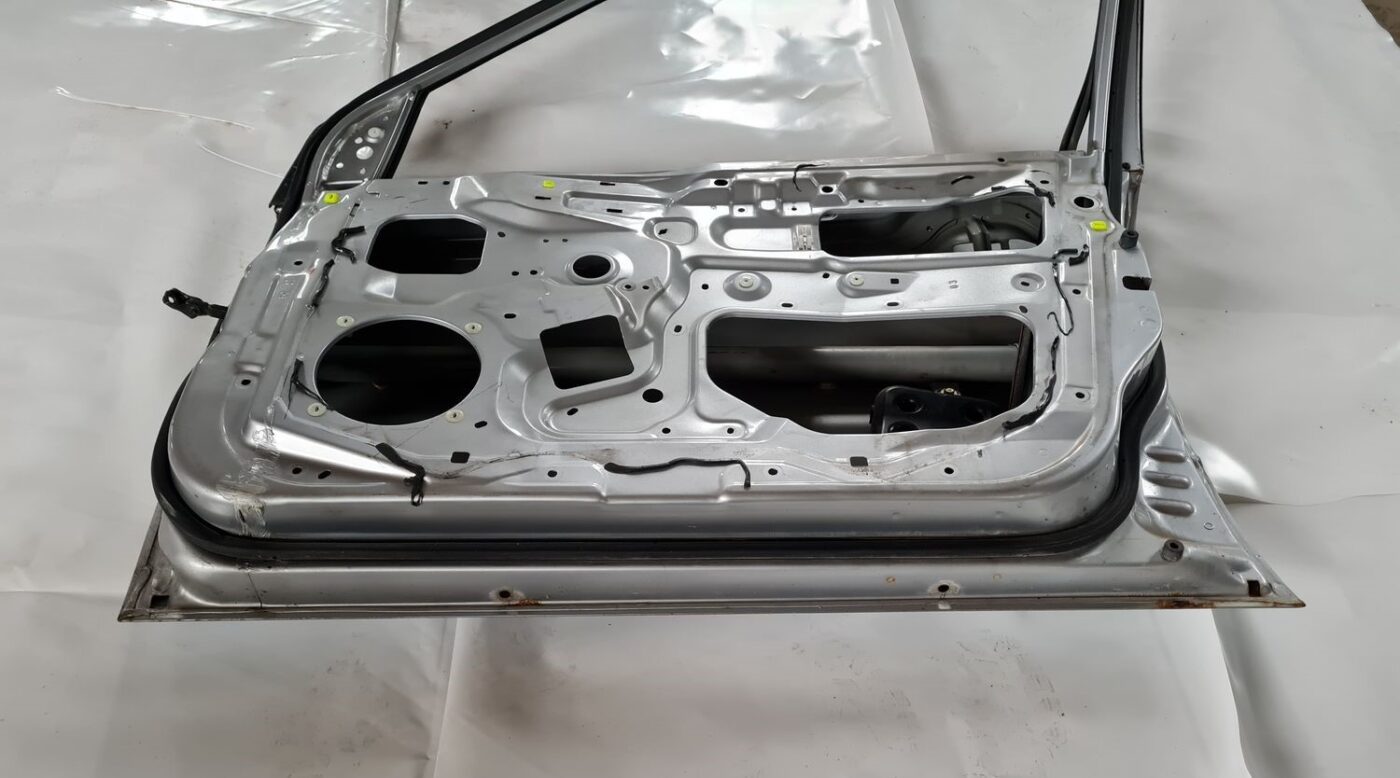 Priekšējās labās durvis priekš MITSUBISHI LANCER 2006 3 Priekšējās labās durvis priekš MITSUBISHI LANCER 2006