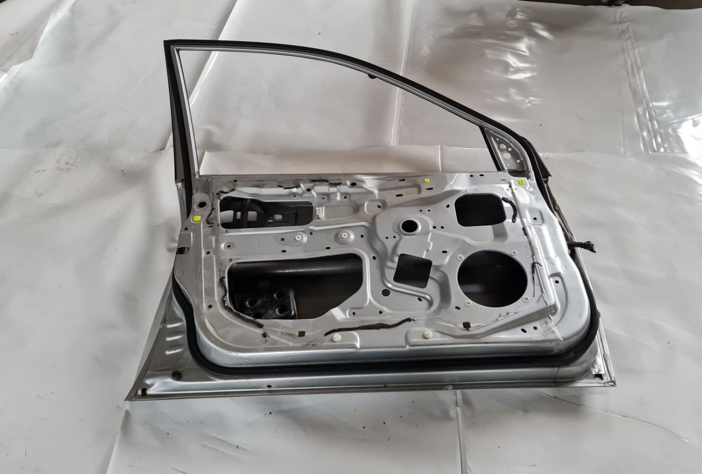 Priekšējās kreisās durvis priekš MITSUBISHI LANCER 2006 4 Priekšējās kreisās durvis priekš MITSUBISHI LANCER 2006