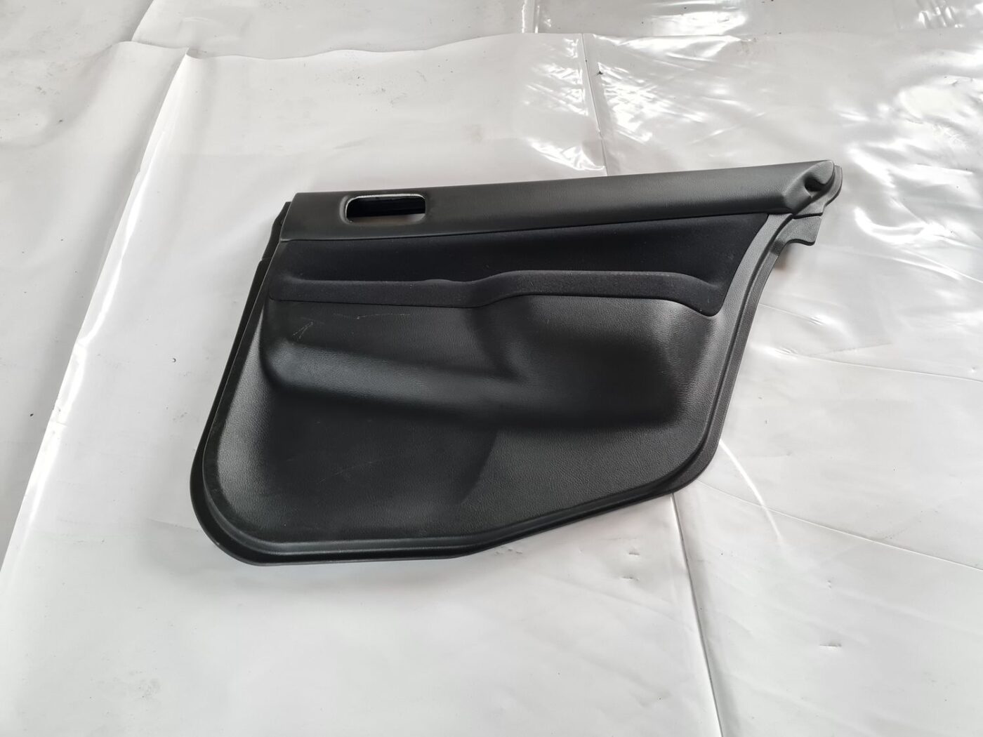 Aizmugurējo labo durvju apdare priekš MITSUBISHI LANCER 2006