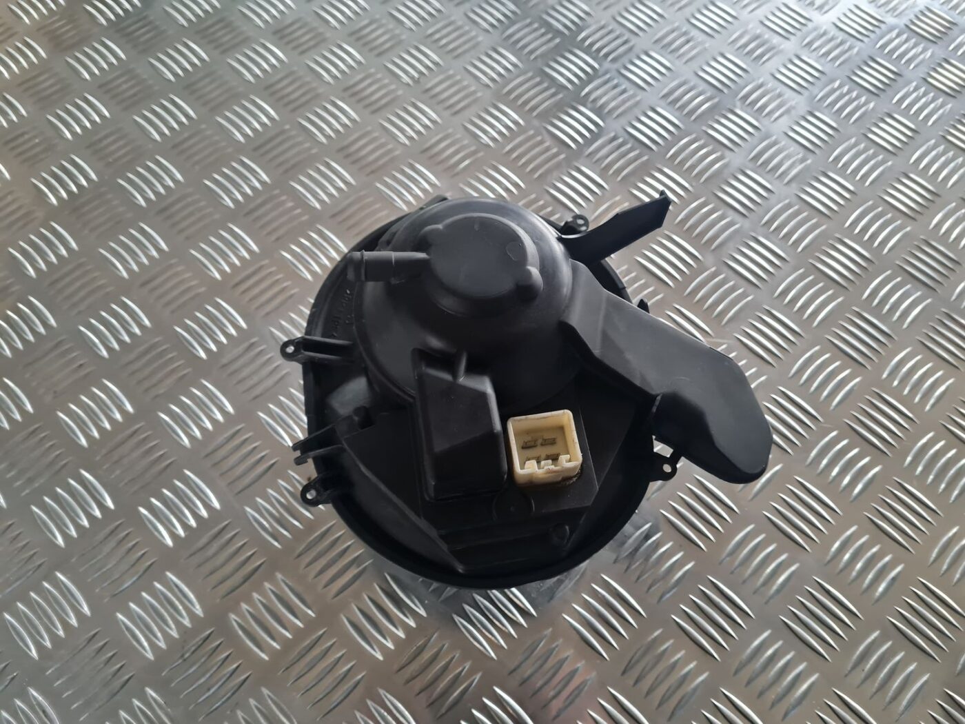 Salona ventilators priekš VOLVO V70 2003 SILVER 2 Salona ventilators priekš VOLVO V70 2003 SILVER