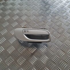 Priekšējāis labais durvju rokturis priekš VOLVO V70 2003 SILVER