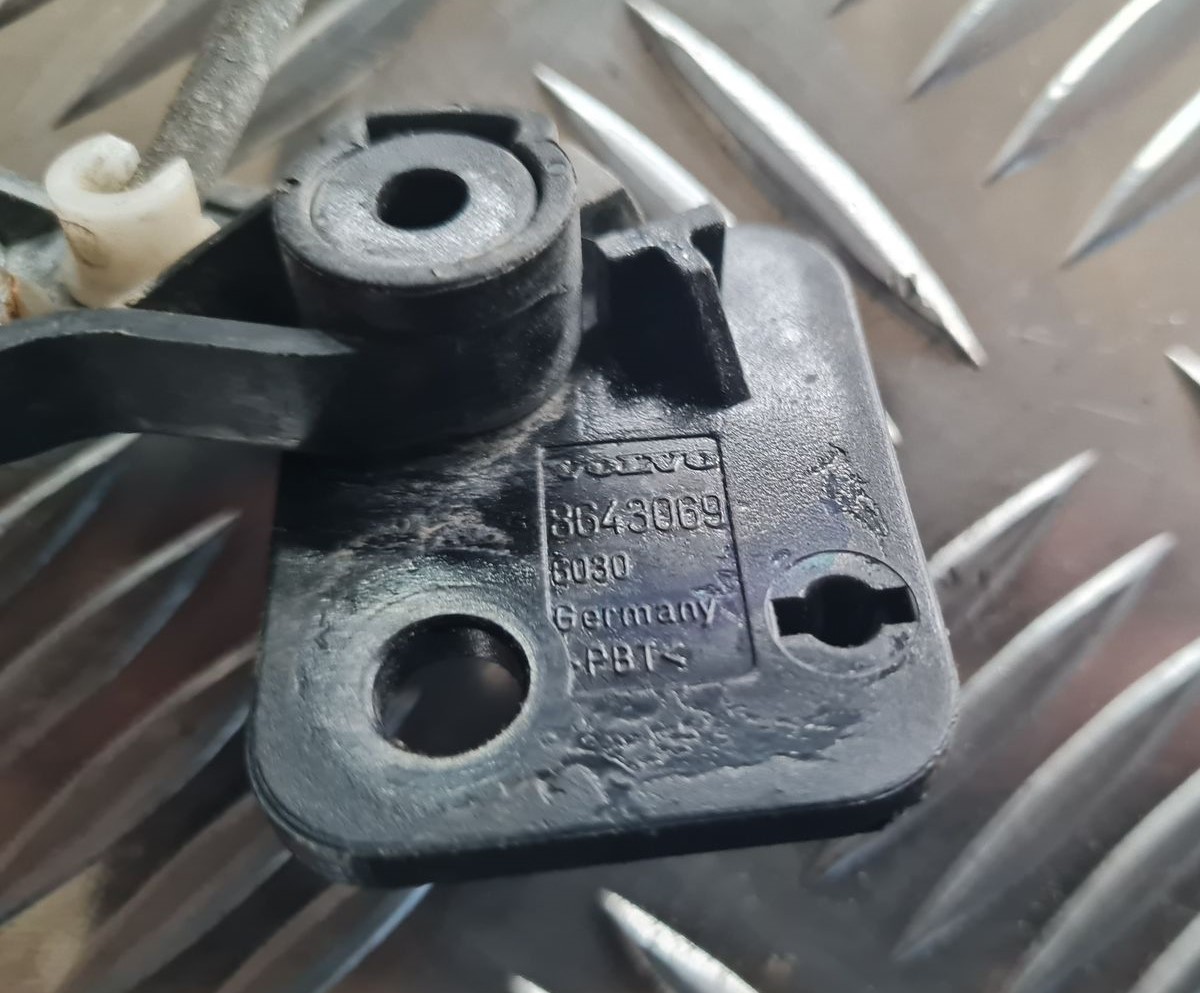 Bagāžnieka vāka slēdzene priekš VOLVO V70 2003 SILVER 3 Bagāžnieka vāka slēdzene priekš VOLVO V70 2003 SILVER