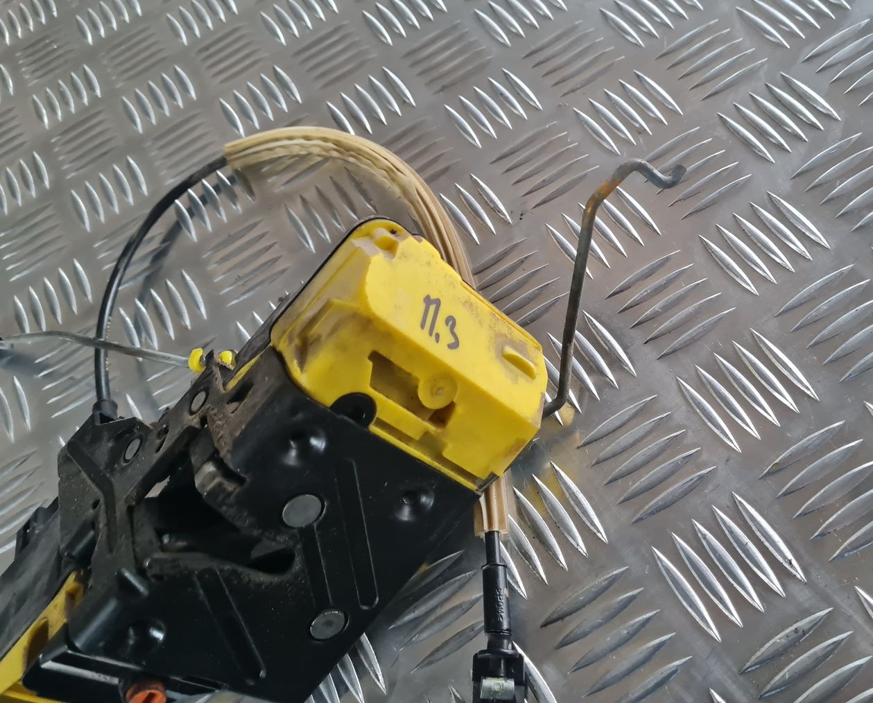 Aizmugurējo labo durvju slēdzene priekš VOLVO V70 2003 SILVER 4 Aizmugurējo labo durvju slēdzene priekš VOLVO V70 2003 SILVER