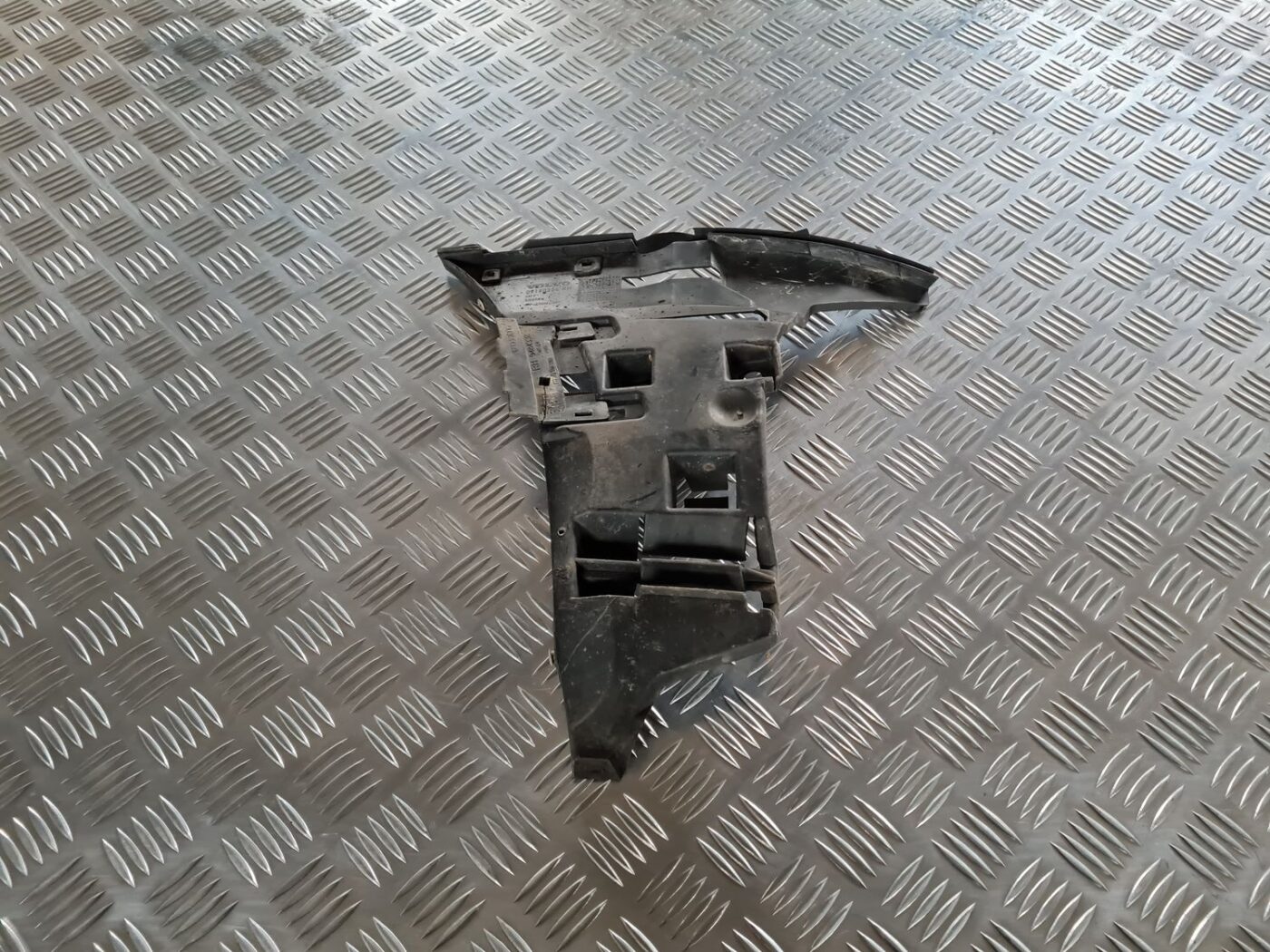 Priekšēja bufera labais kronšteins priekš VOLVO V70 2003 SILVER 1 Priekšēja bufera labais kronšteins priekš VOLVO V70 2003 SILVER