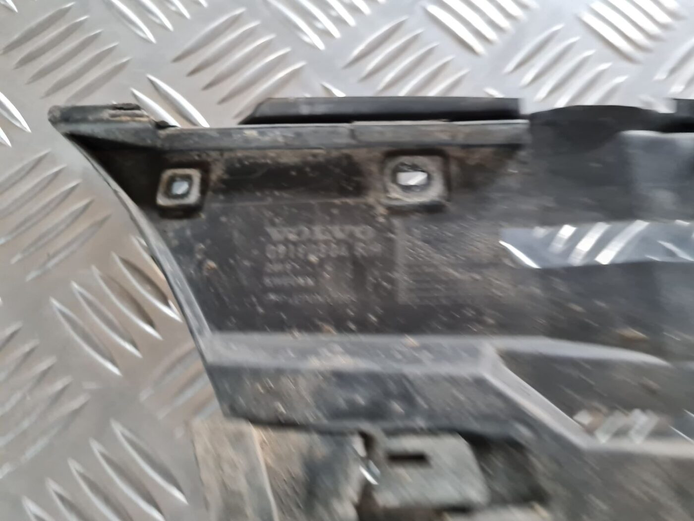 Priekšēja bufera labais kronšteins priekš VOLVO V70 2003 SILVER 2 Priekšēja bufera labais kronšteins priekš VOLVO V70 2003 SILVER