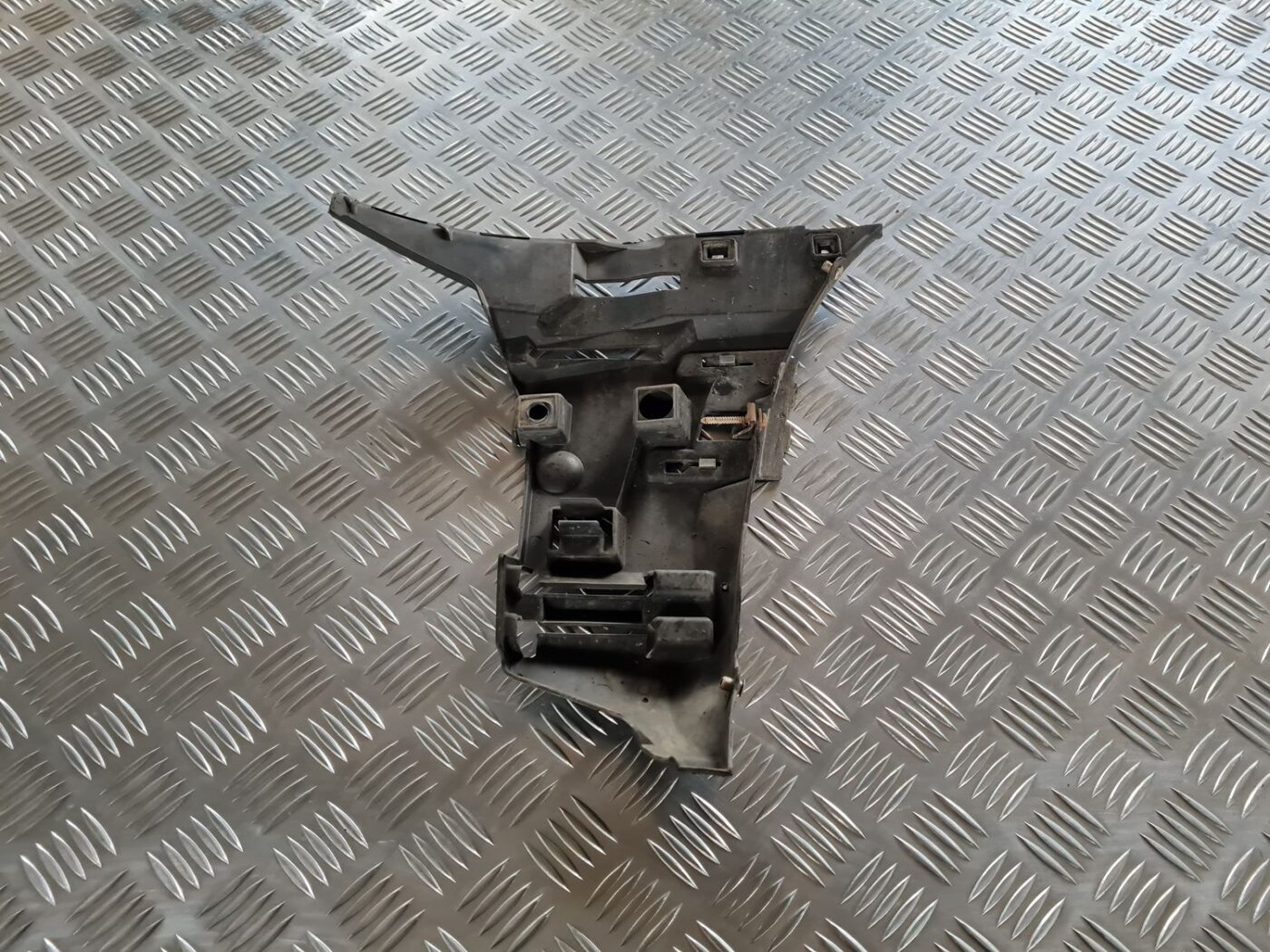 Priekšēja bufera labais kronšteins priekš VOLVO V70 2003 SILVER 3 Priekšēja bufera labais kronšteins priekš VOLVO V70 2003 SILVER