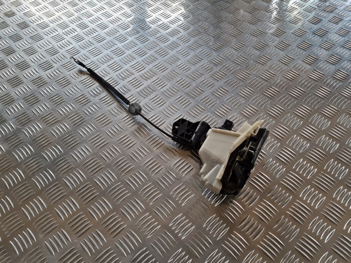 Aizmugurējo labo durvju slēdzene priekš VW PASSAT 2004 UNIVERSAL GREY 1 Aizmugurējo labo durvju slēdzene priekš VW PASSAT 2004 UNIVERSAL GREY