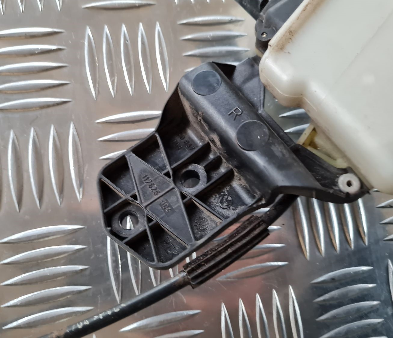 Aizmugurējo labo durvju slēdzene priekš VW PASSAT 2004 UNIVERSAL GREY 2 Aizmugurējo labo durvju slēdzene priekš VW PASSAT 2004 UNIVERSAL GREY