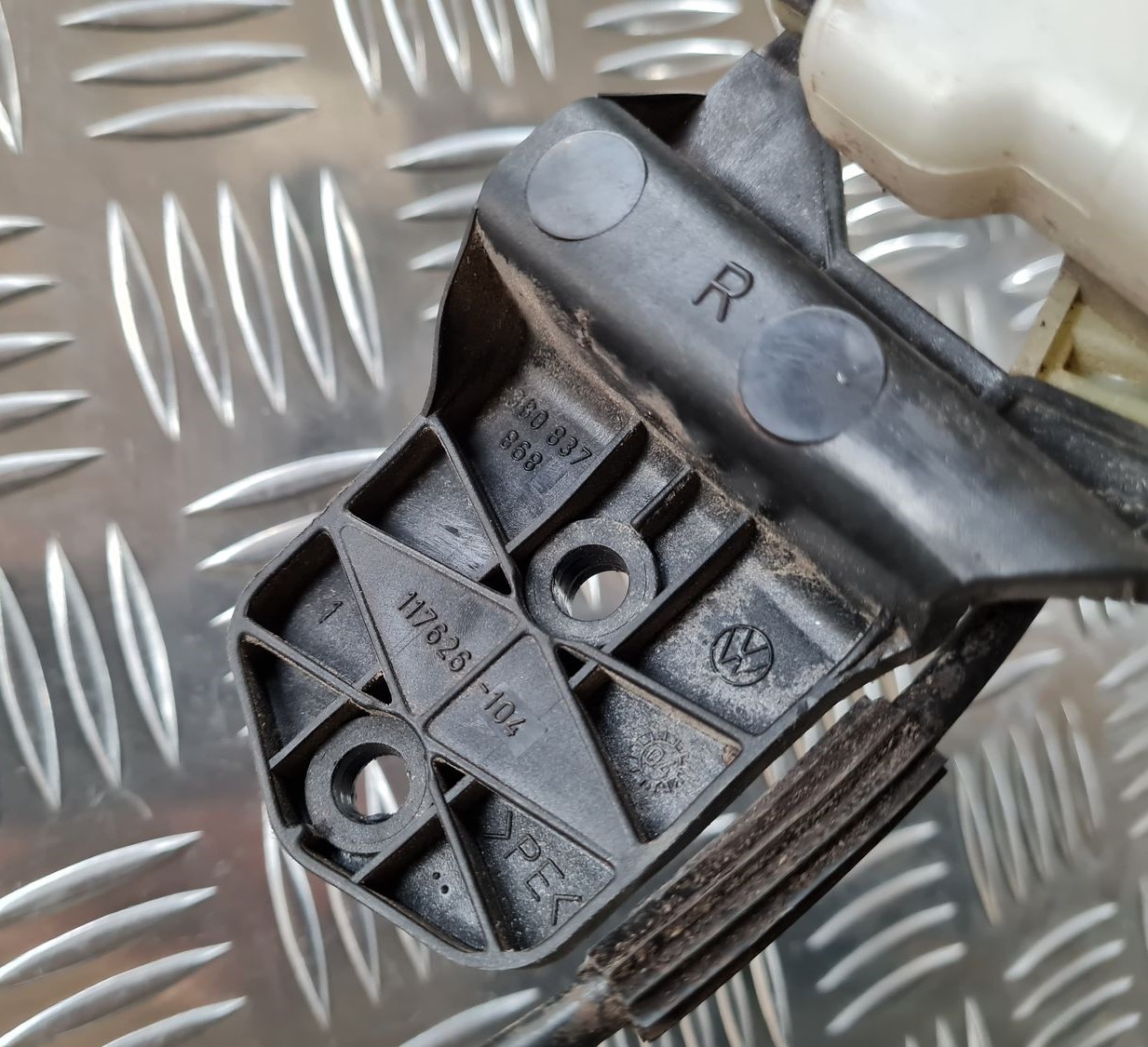 Aizmugurējo labo durvju slēdzene priekš VW PASSAT 2004 UNIVERSAL GREY 5 Aizmugurējo labo durvju slēdzene priekš VW PASSAT 2004 UNIVERSAL GREY