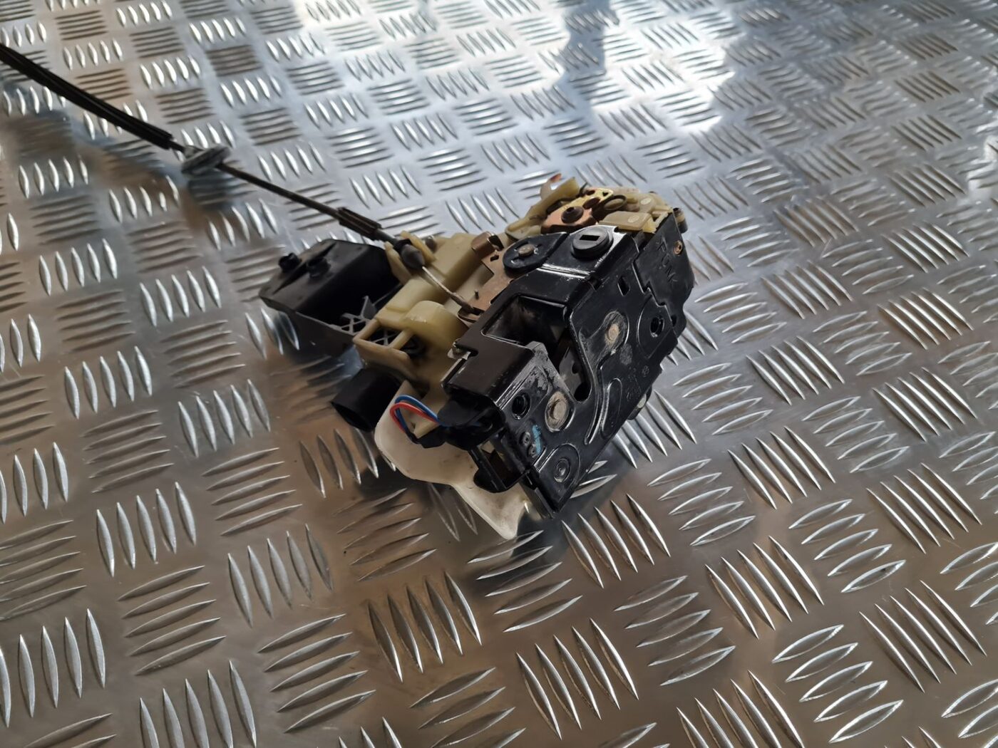 Aizmugurējo labo durvju slēdzene priekš VW PASSAT 2004 UNIVERSAL GREY 3 Aizmugurējo labo durvju slēdzene priekš VW PASSAT 2004 UNIVERSAL GREY