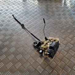 Priekšējo labo durvju slēdzene priekš VW PASSAT 2004 UNIVERSAL GREY