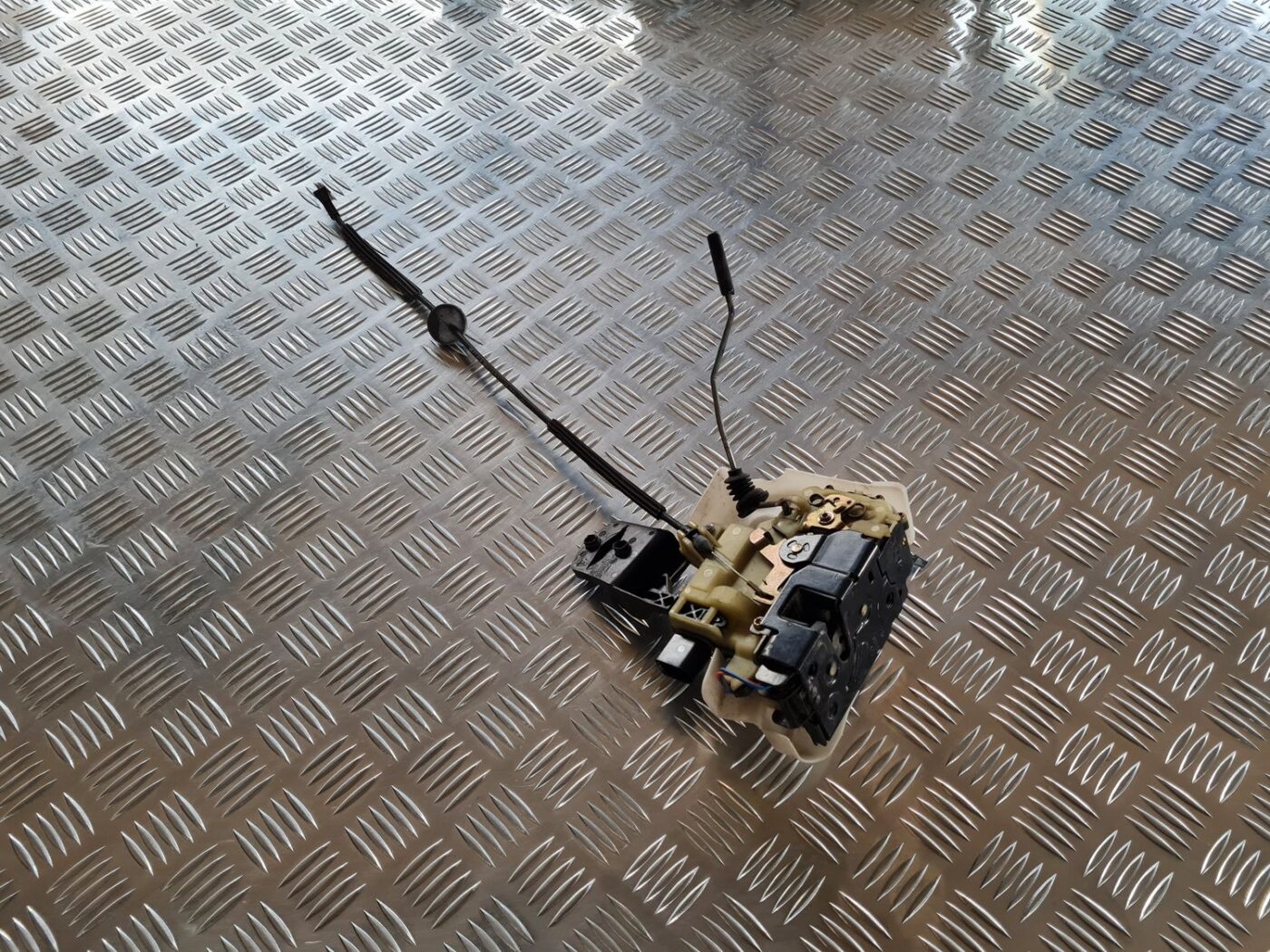 Priekšējo labo durvju slēdzene priekš VW PASSAT 2004 UNIVERSAL GREY 1 Priekšējo labo durvju slēdzene priekš VW PASSAT 2004 UNIVERSAL GREY