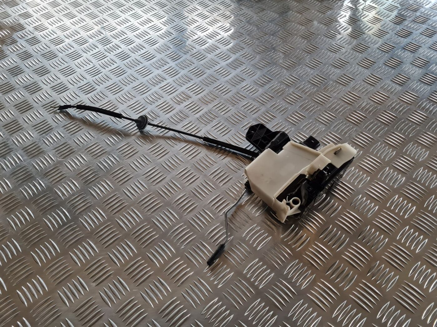 Priekšējo labo durvju slēdzene priekš VW PASSAT 2004 UNIVERSAL GREY 5 Priekšējo labo durvju slēdzene priekš VW PASSAT 2004 UNIVERSAL GREY