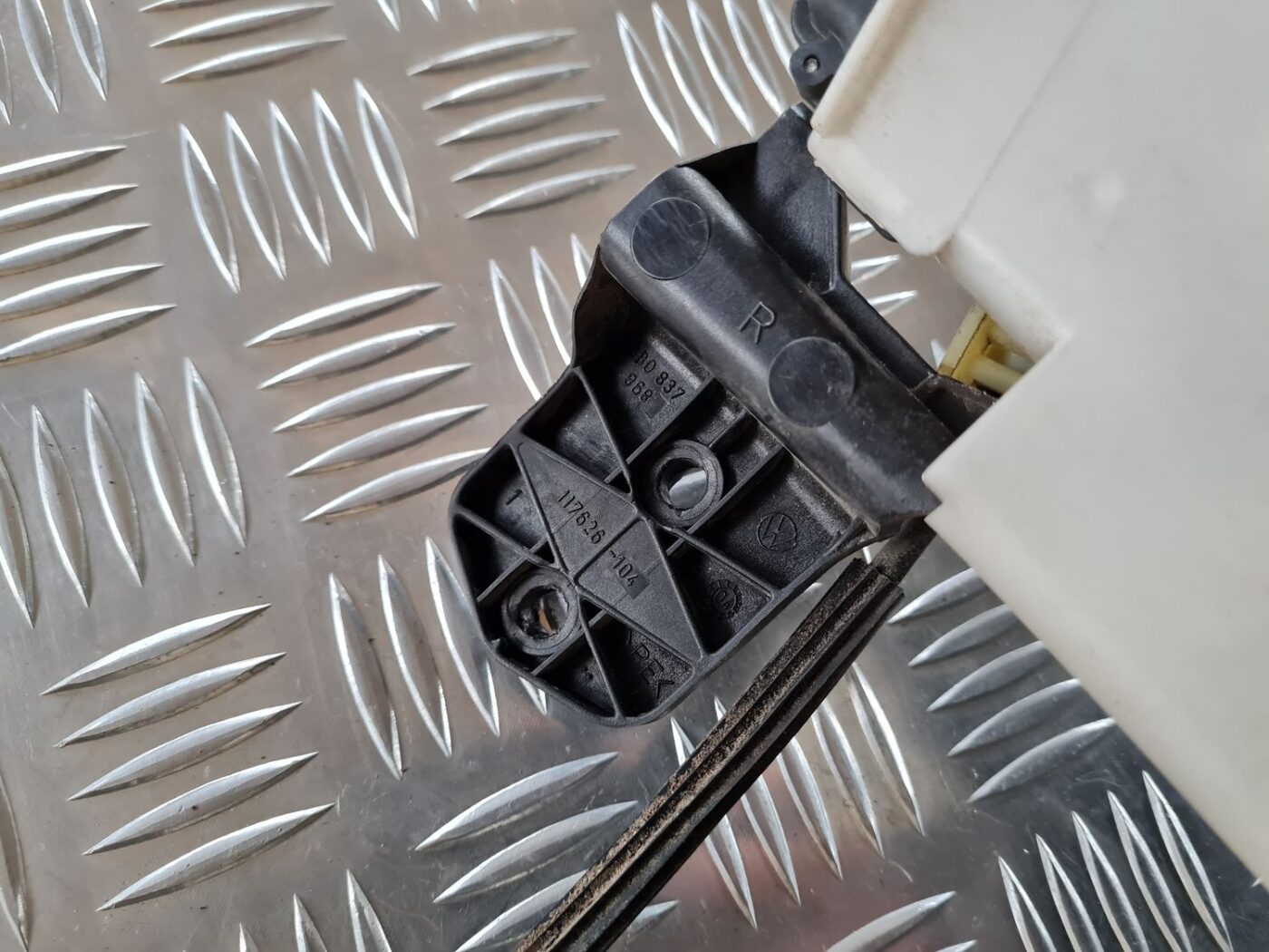 Priekšējo labo durvju slēdzene priekš VW PASSAT 2004 UNIVERSAL GREY 4 Priekšējo labo durvju slēdzene priekš VW PASSAT 2004 UNIVERSAL GREY