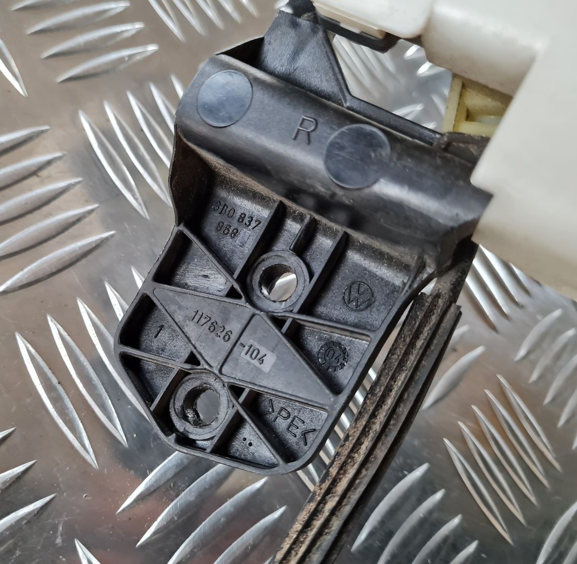 Priekšējo labo durvju slēdzene priekš VW PASSAT 2004 UNIVERSAL GREY 3 Priekšējo labo durvju slēdzene priekš VW PASSAT 2004 UNIVERSAL GREY