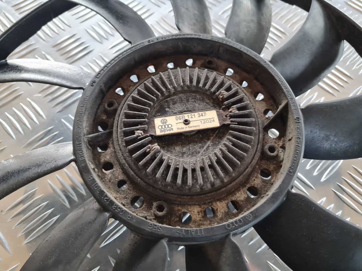 Dzesēšanas radiatora ventilators priekš VW PASSAT 2004 UNIVERSAL GREY 2 Dzesēšanas radiatora ventilators priekš VW PASSAT 2004 UNIVERSAL GREY