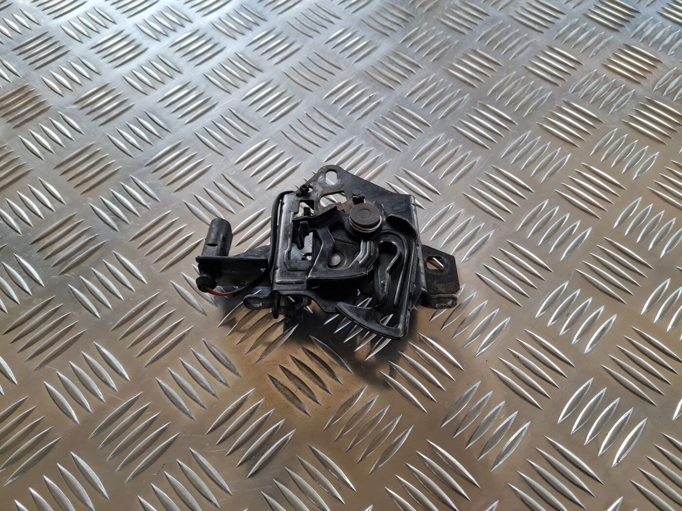 Pārsega slēdzene priekš VW PASSAT 2004 UNIVERSAL GREY 1 Pārsega slēdzene priekš VW PASSAT 2004 UNIVERSAL GREY