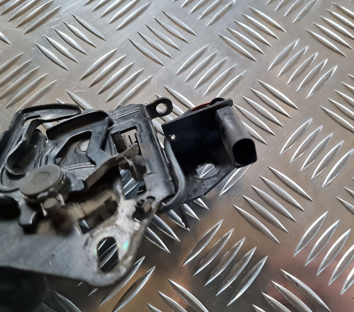 Pārsega slēdzene priekš VW PASSAT 2004 UNIVERSAL GREY 2 Pārsega slēdzene priekš VW PASSAT 2004 UNIVERSAL GREY