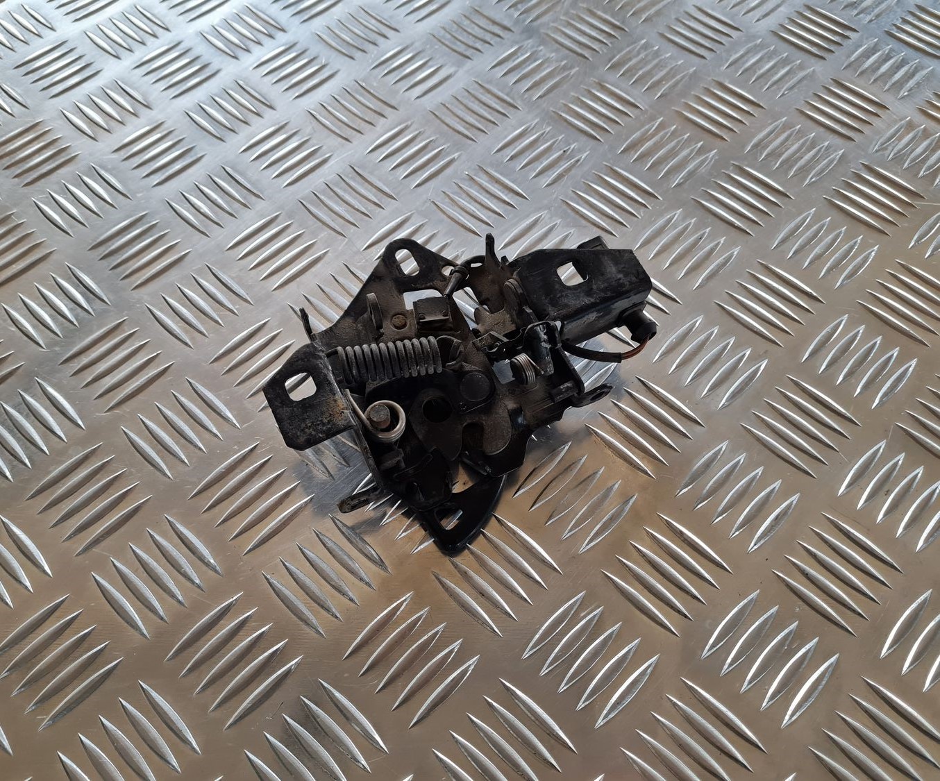 Pārsega slēdzene priekš VW PASSAT 2004 UNIVERSAL GREY 3 Pārsega slēdzene priekš VW PASSAT 2004 UNIVERSAL GREY