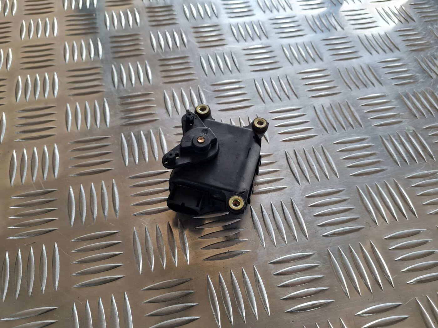 Apsildes sistēmas aktuators priekš VW PASSAT 2004 UNIVERSAL GREY